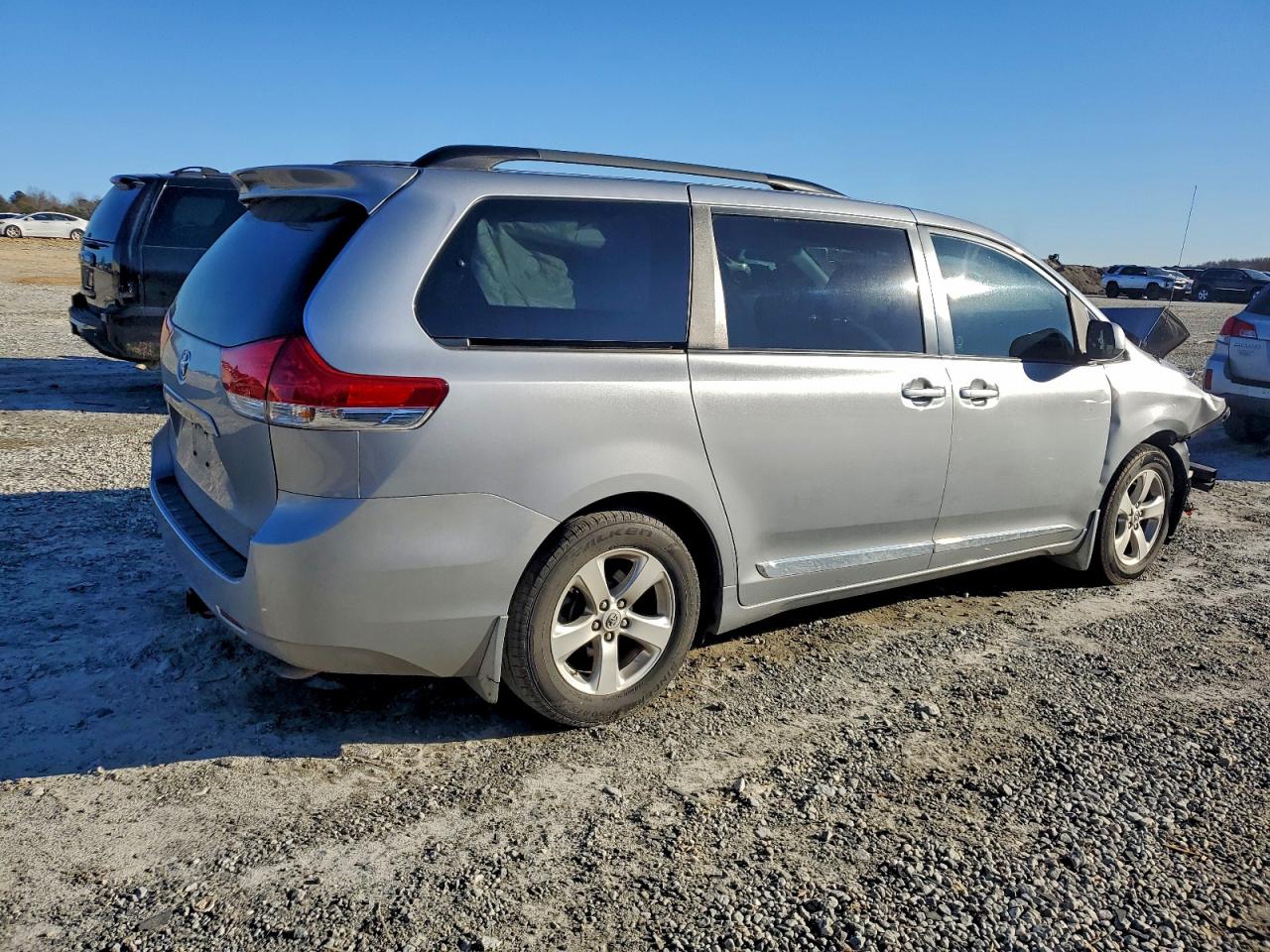 2013 TOYOTA SIENNA LE photo 3