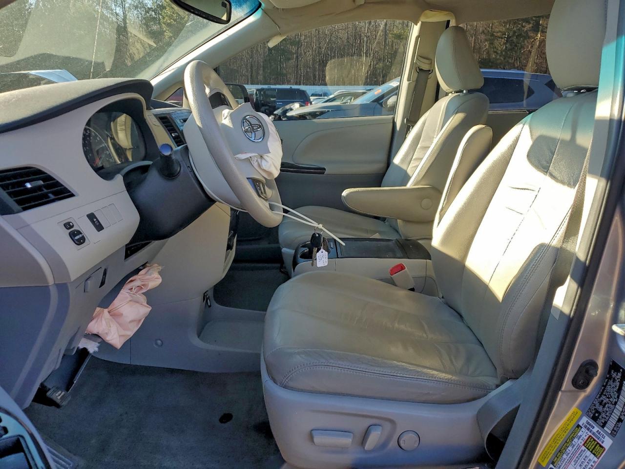 2013 TOYOTA SIENNA LE photo 7