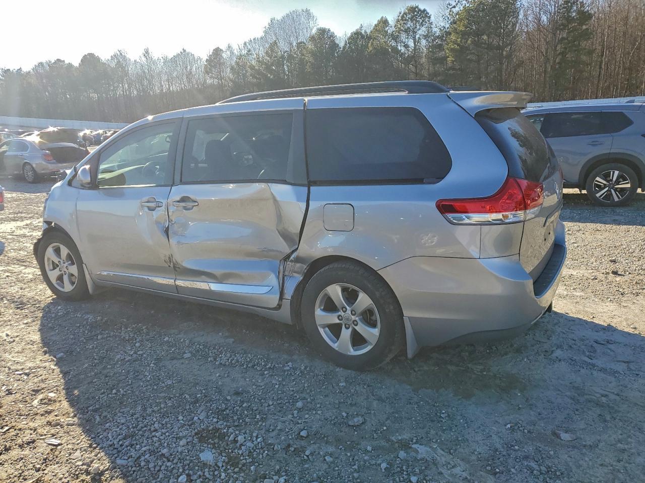 2013 TOYOTA SIENNA LE photo 2