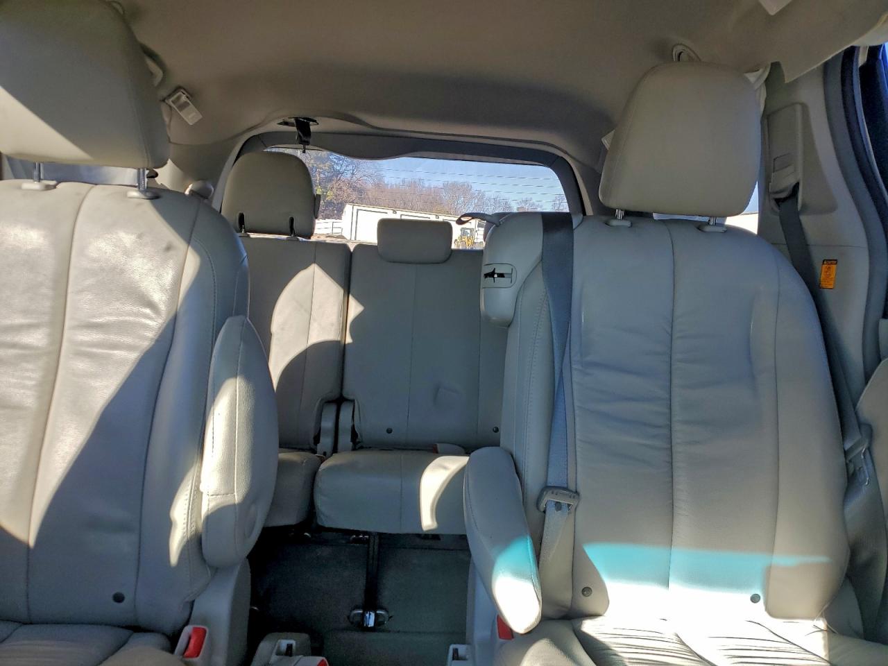 2013 TOYOTA SIENNA LE photo 10