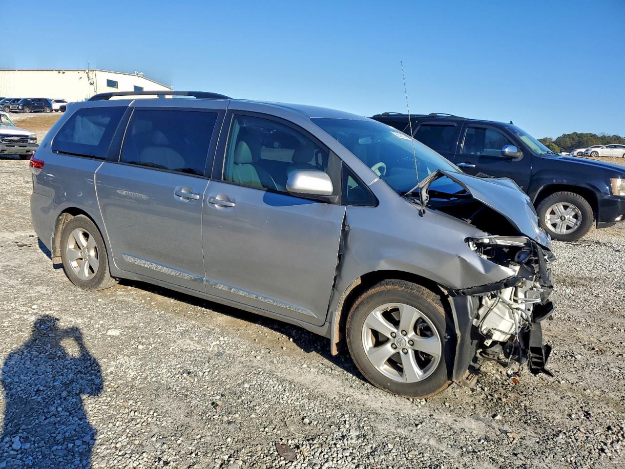 2013 TOYOTA SIENNA LE photo 4