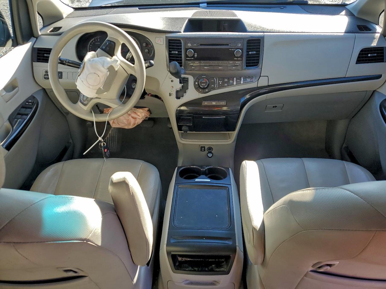 2013 TOYOTA SIENNA LE photo 8