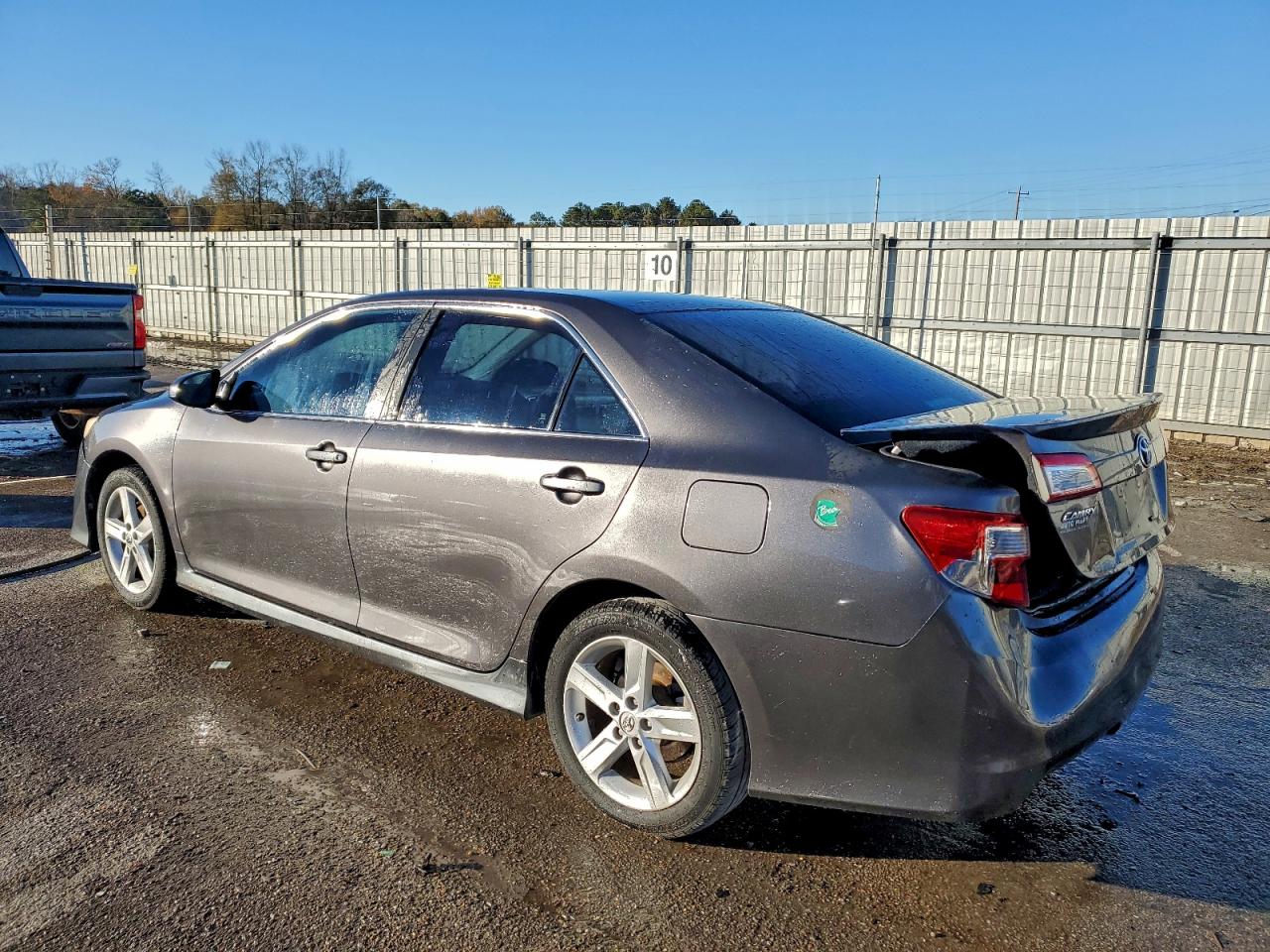 2013 TOYOTA CAMRY SE photo 2