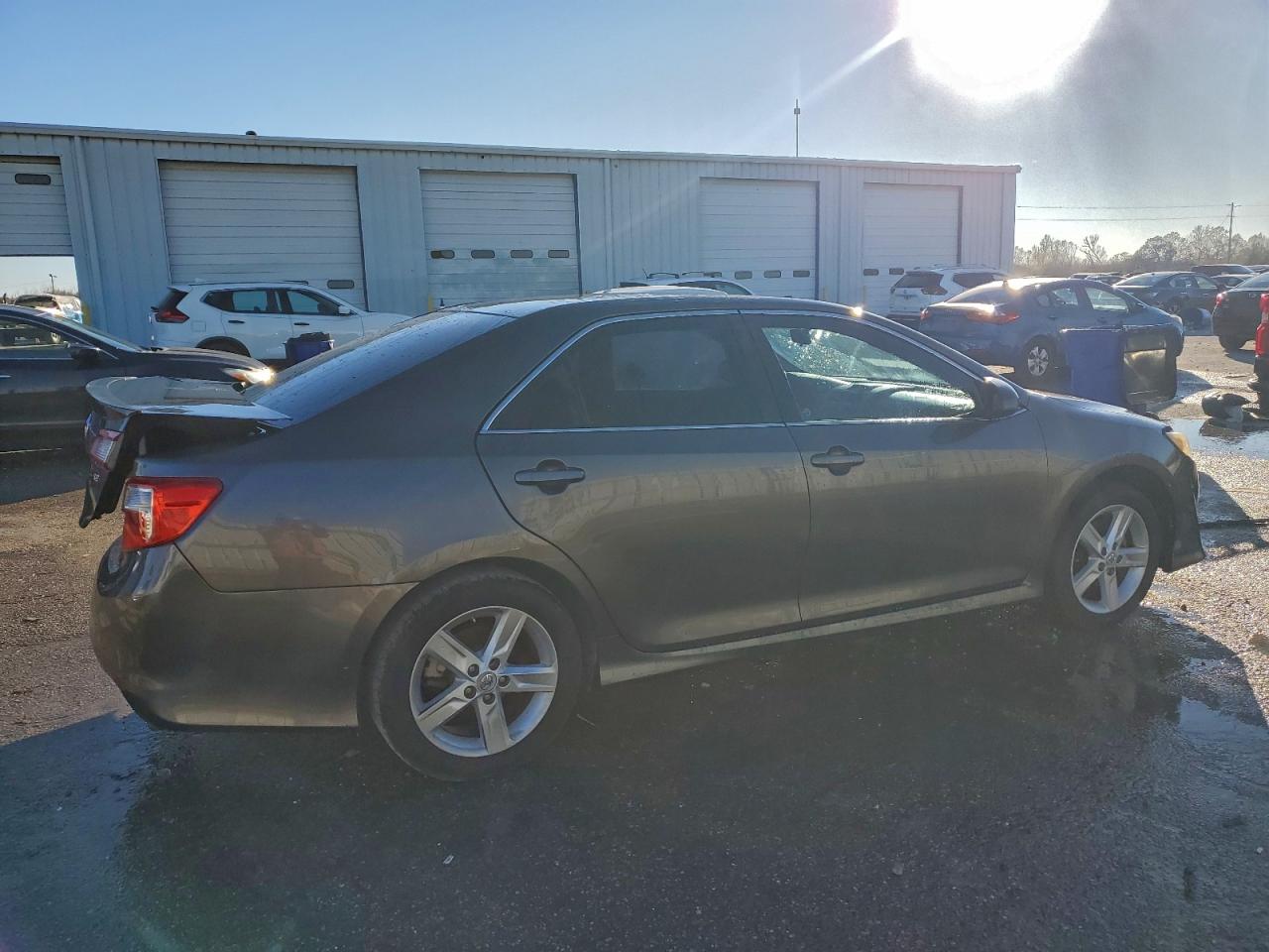 2013 TOYOTA CAMRY SE photo 3