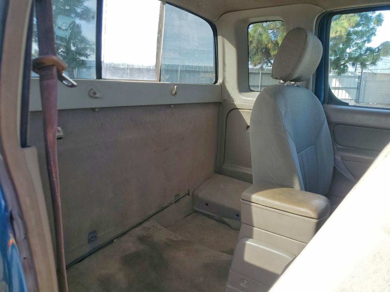 2002 NISSAN FRONTIER KING CAB XE photo 10