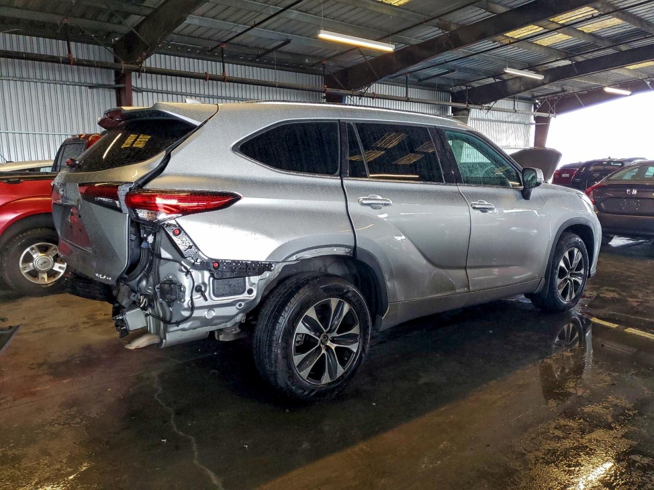 2021 TOYOTA HIGHLANDER XLE photo 3