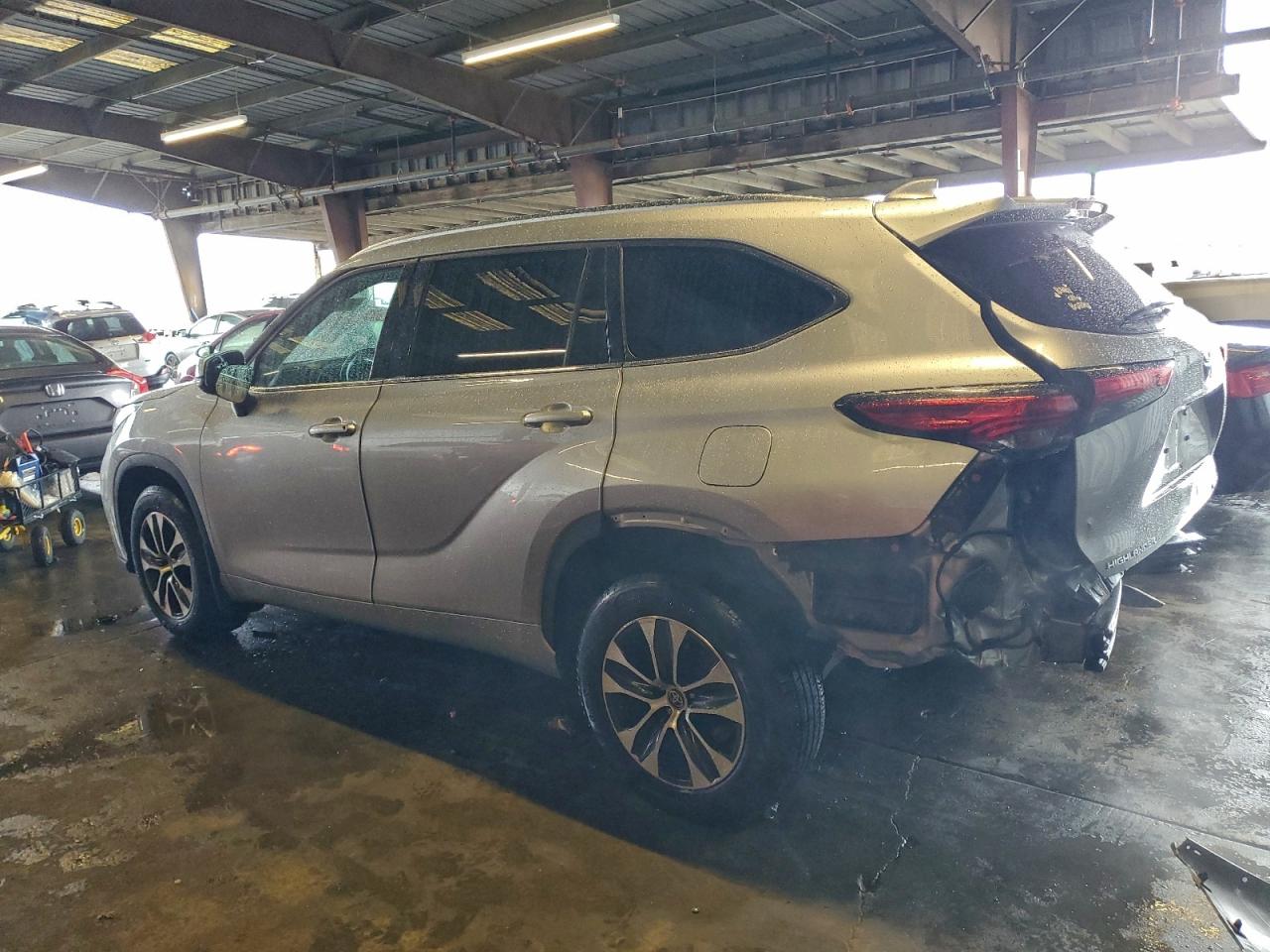 2021 TOYOTA HIGHLANDER XLE photo 2