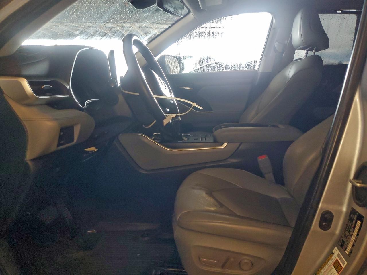 2021 TOYOTA HIGHLANDER XLE photo 7