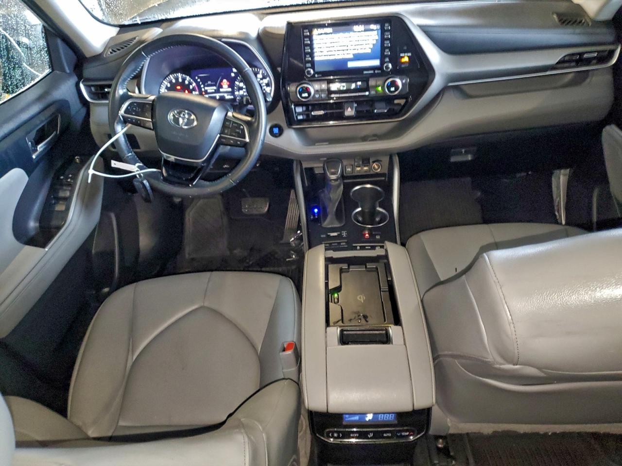 2021 TOYOTA HIGHLANDER XLE photo 8