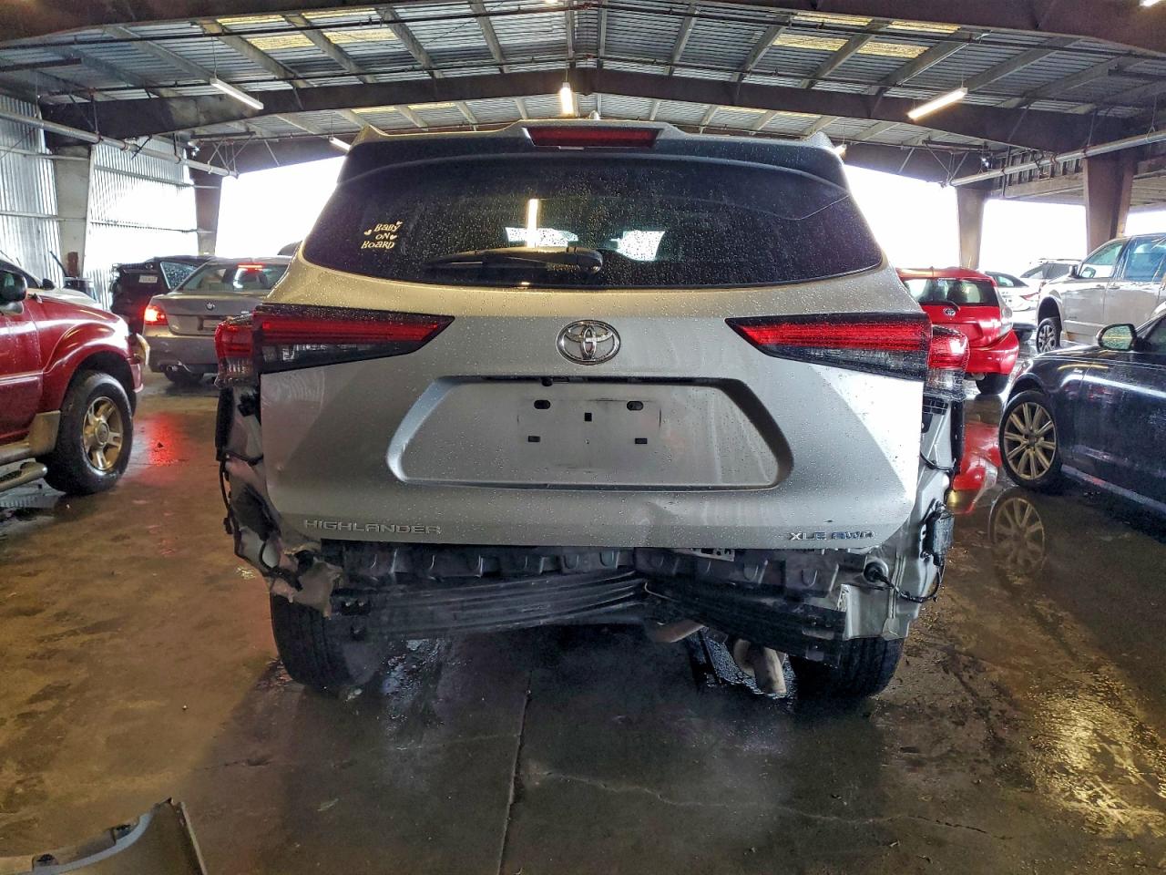 2021 TOYOTA HIGHLANDER XLE photo 6