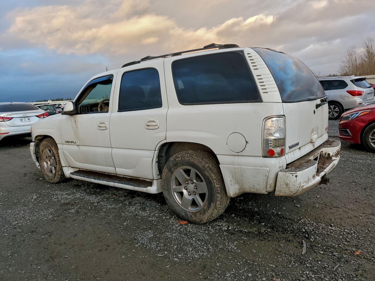 2003 GMC YUKON DENALI photo 2