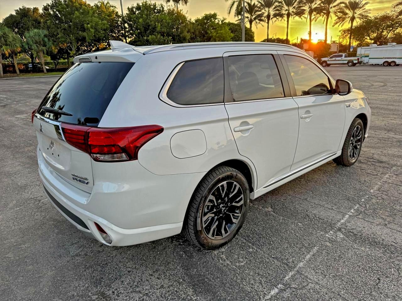 2018 MITSUBISHI OUTLANDER SE photo 4