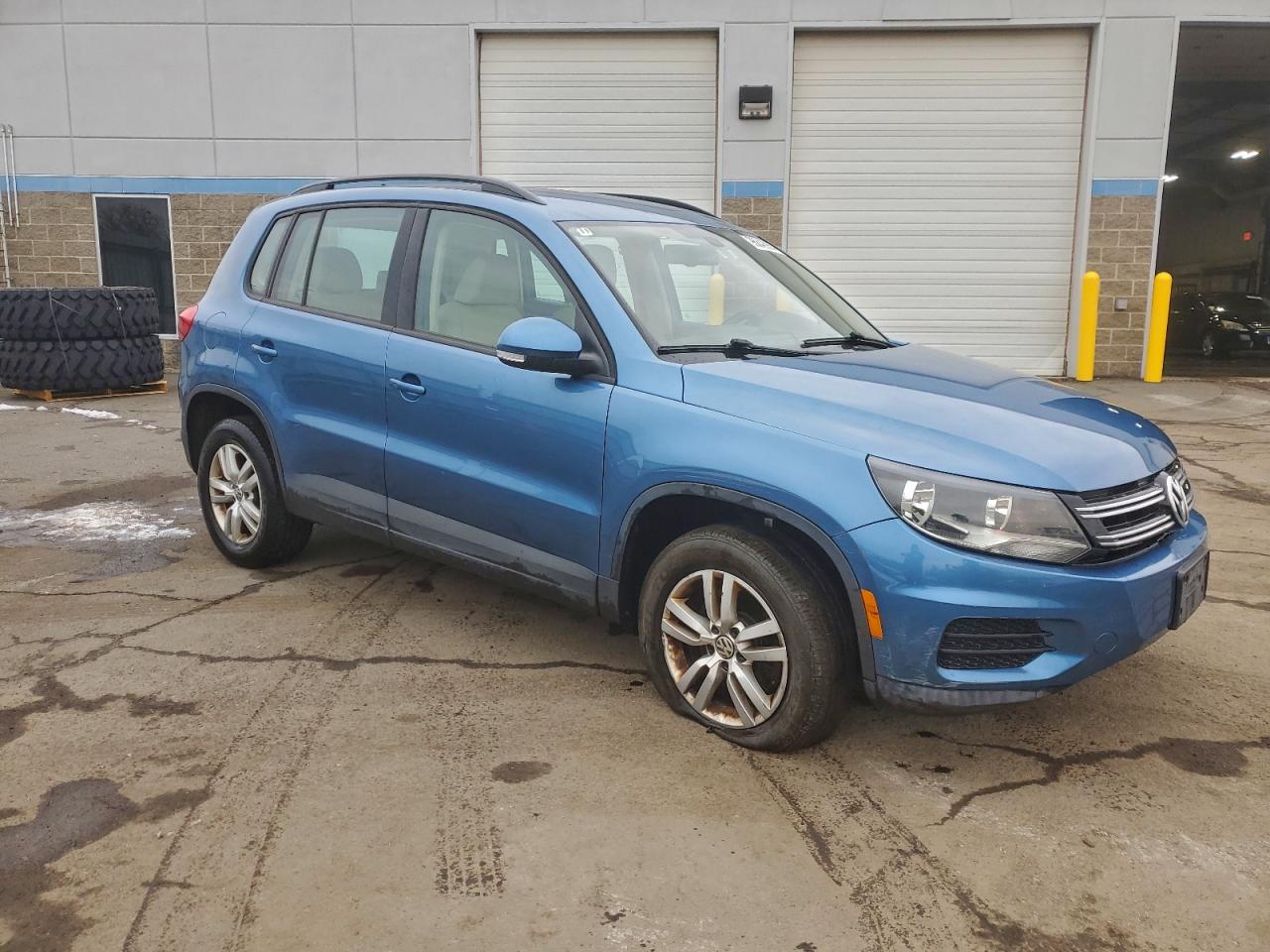 2017 VOLKSWAGEN TIGUAN S photo 4