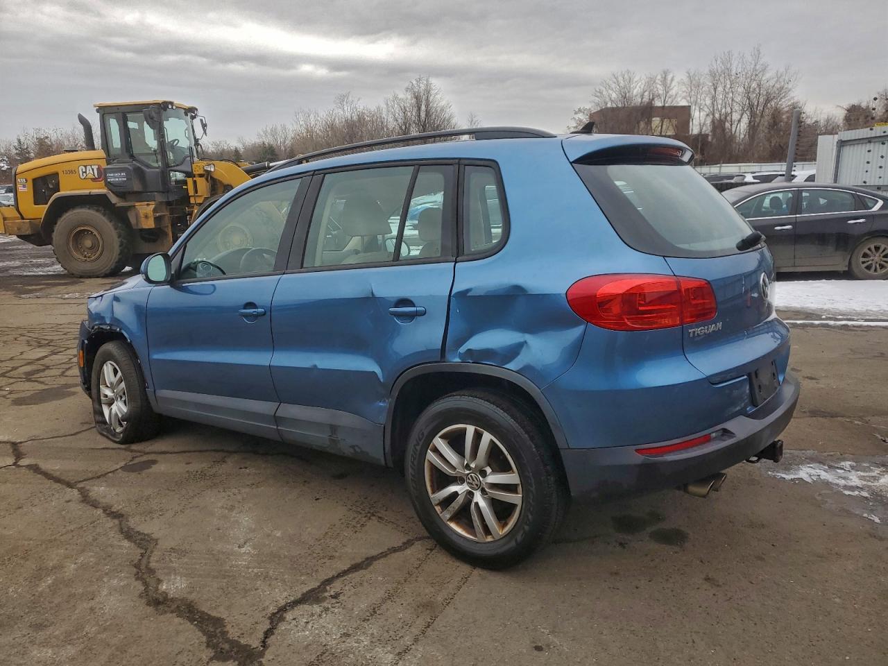 2017 VOLKSWAGEN TIGUAN S photo 2
