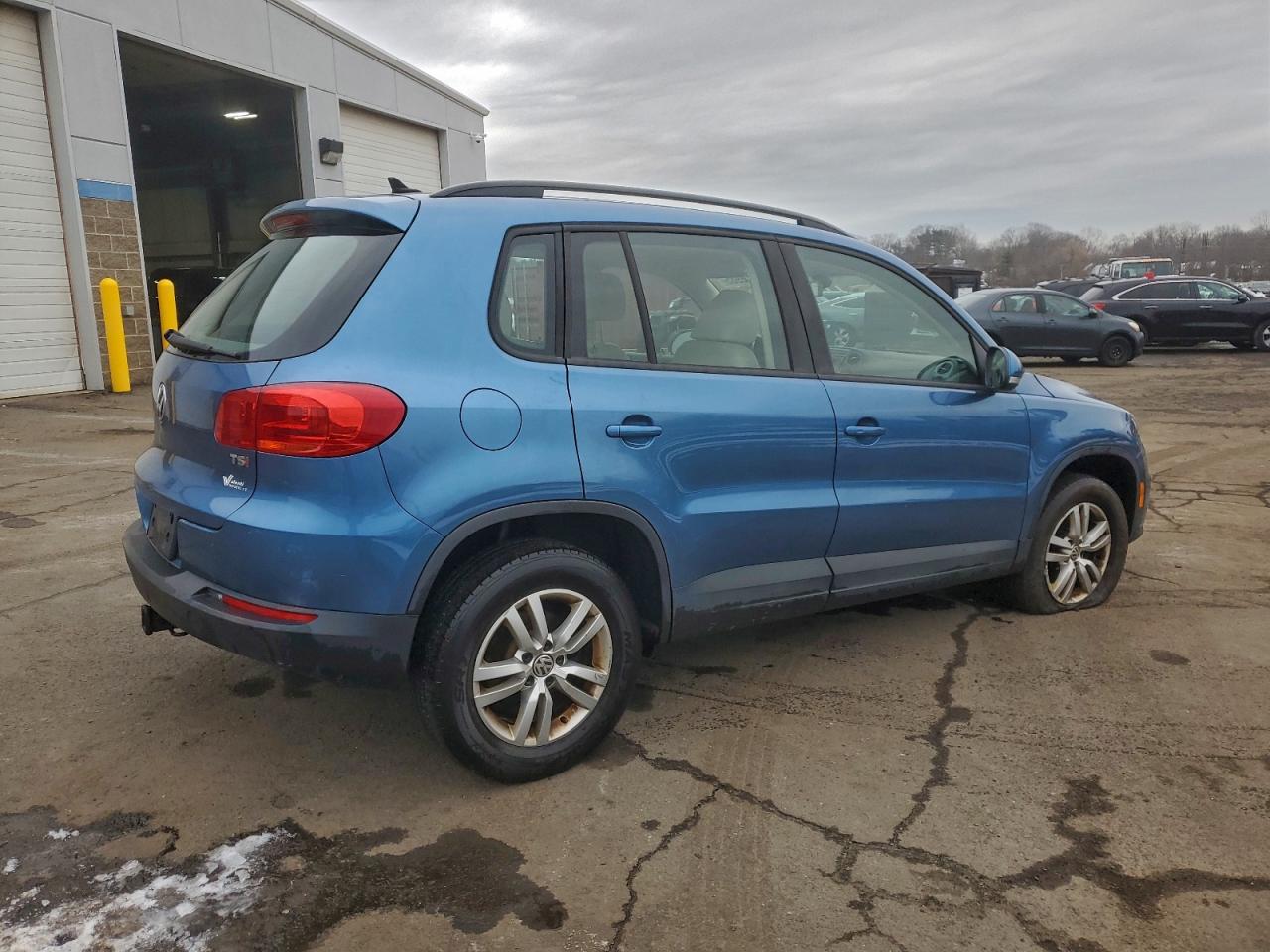 2017 VOLKSWAGEN TIGUAN S photo 3