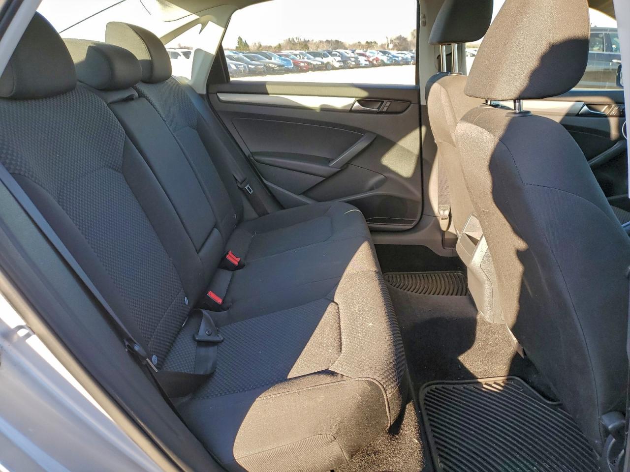 2014 VOLKSWAGEN PASSAT S photo 10