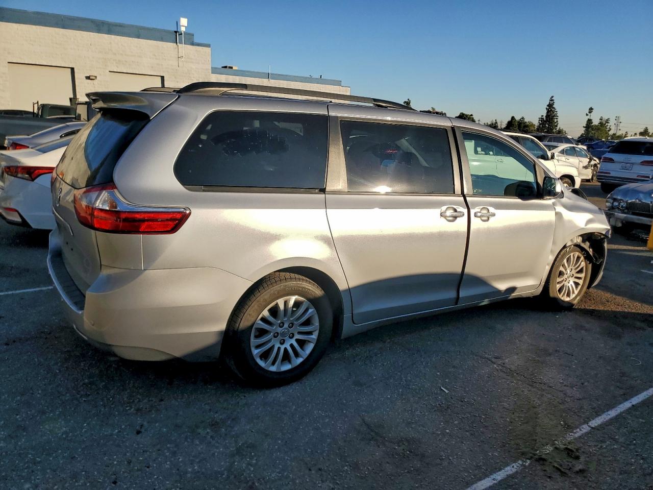 2017 TOYOTA SIENNA XLE photo 3