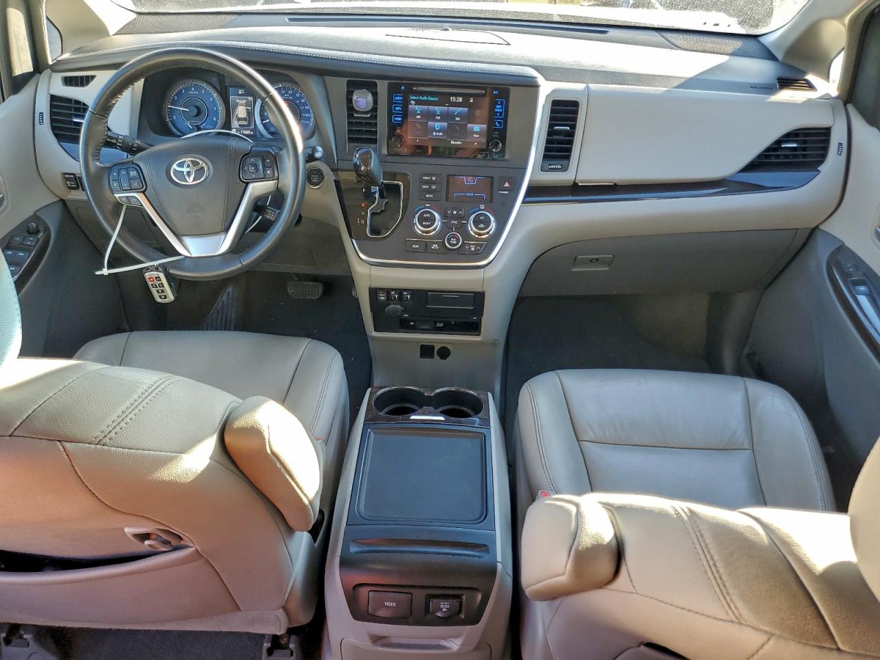 2017 TOYOTA SIENNA XLE photo 8