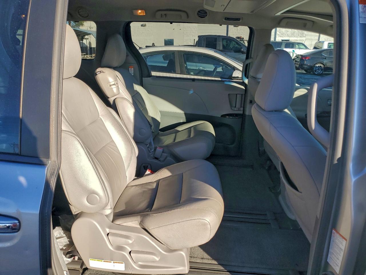 2017 TOYOTA SIENNA XLE photo 10