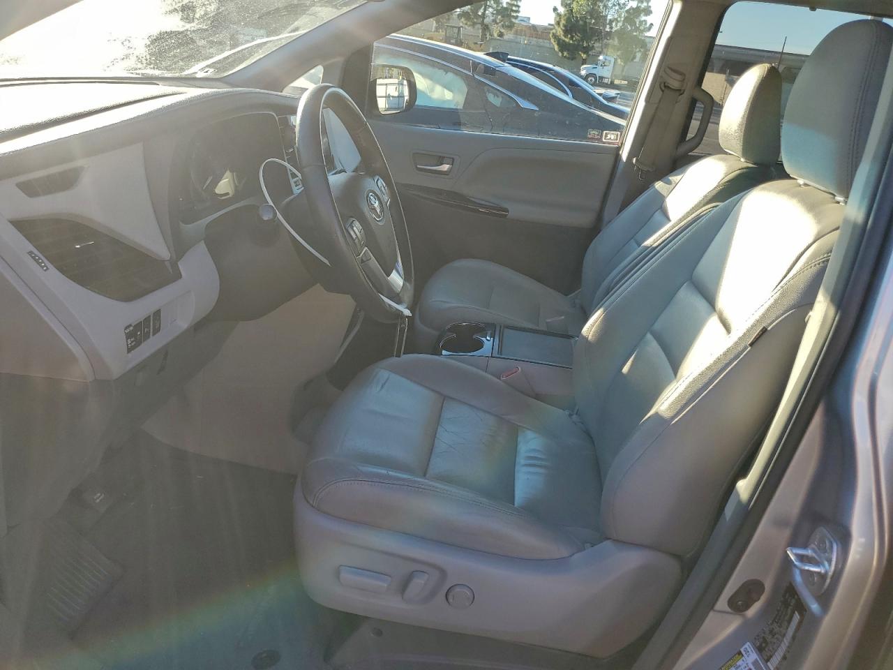 2017 TOYOTA SIENNA XLE photo 7