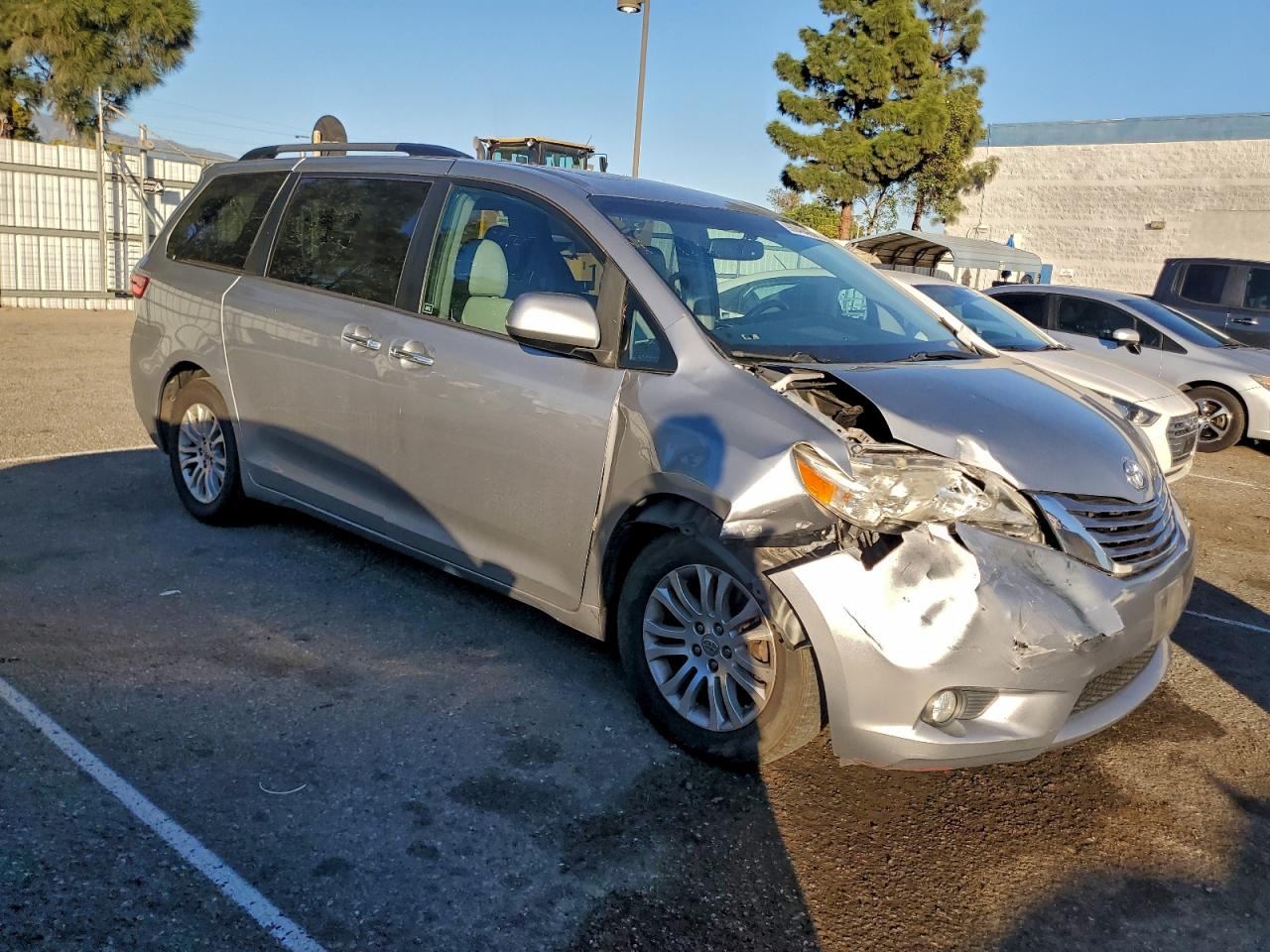 2017 TOYOTA SIENNA XLE photo 4