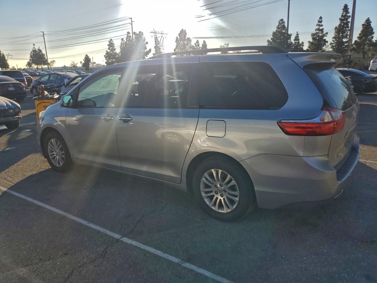 2017 TOYOTA SIENNA XLE photo 2