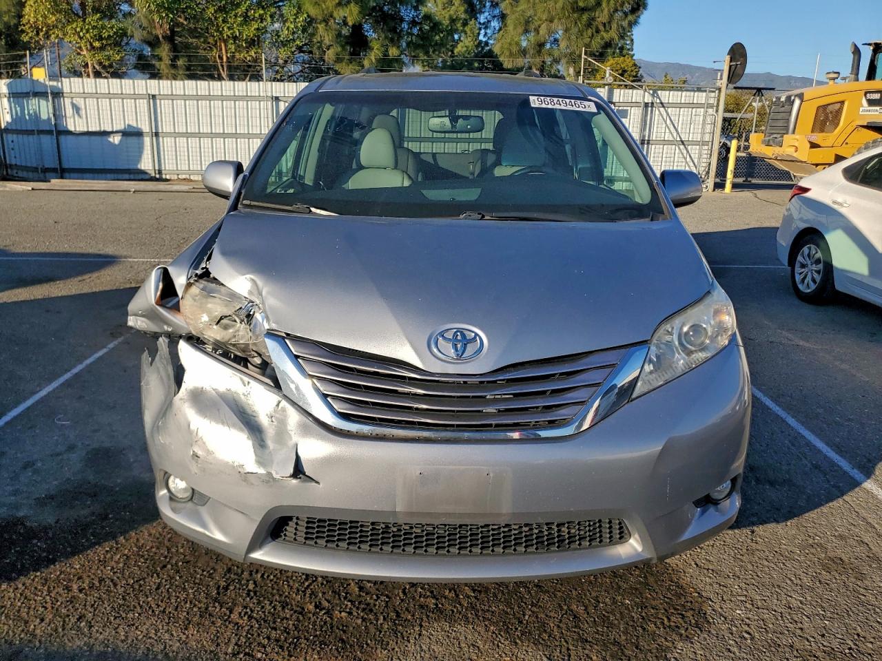 2017 TOYOTA SIENNA XLE photo 5