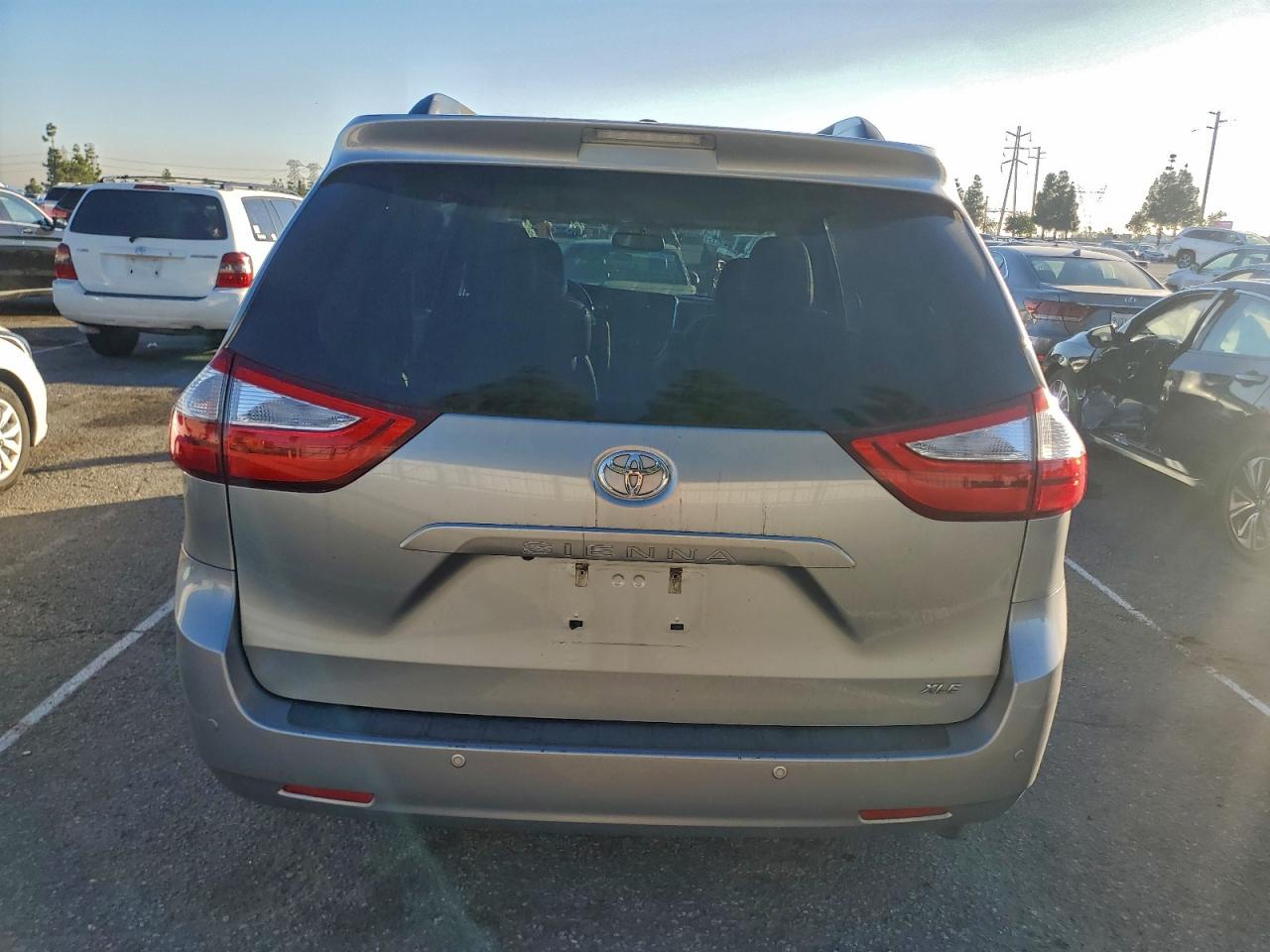 2017 TOYOTA SIENNA XLE photo 6