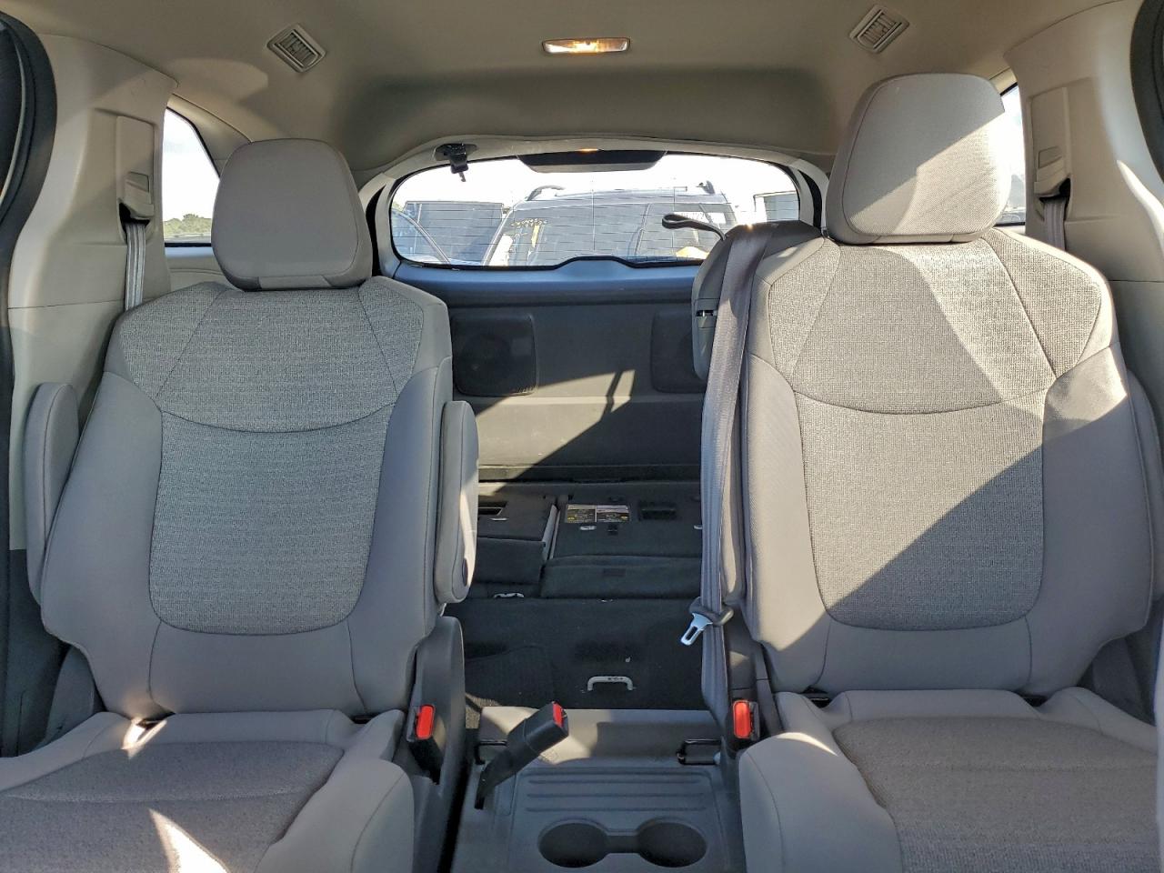 2021 TOYOTA SIENNA LE photo 10