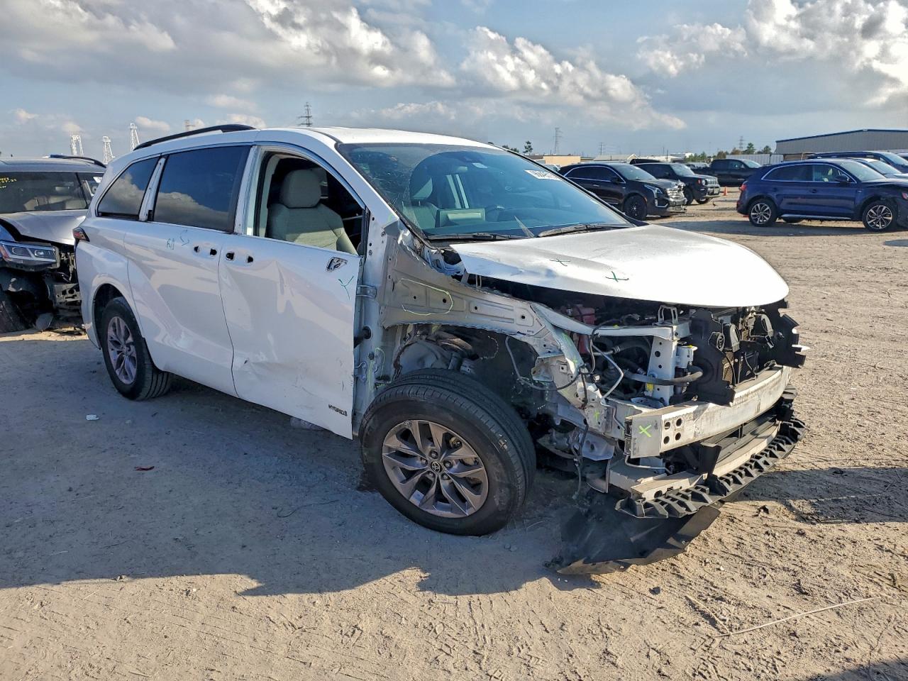 2021 TOYOTA SIENNA LE photo 4