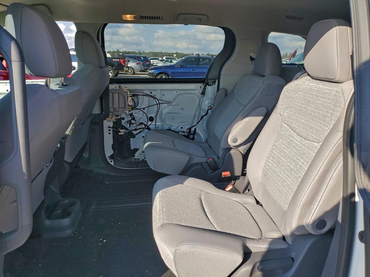 2021 TOYOTA SIENNA LE photo 11