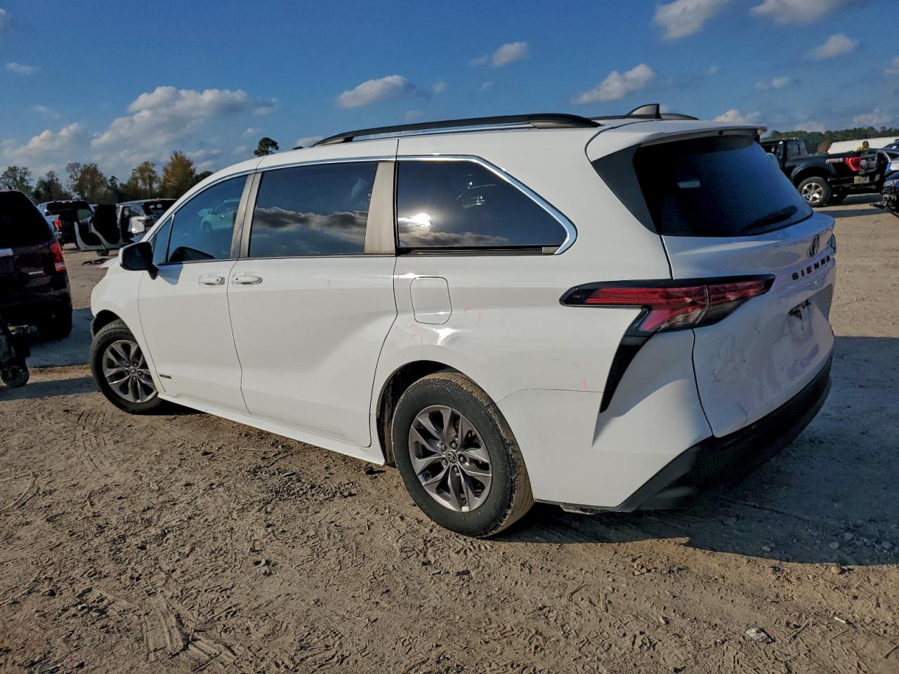 2021 TOYOTA SIENNA LE photo 2