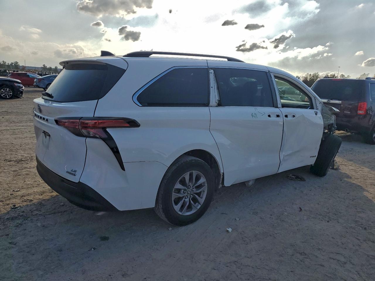 2021 TOYOTA SIENNA LE photo 3