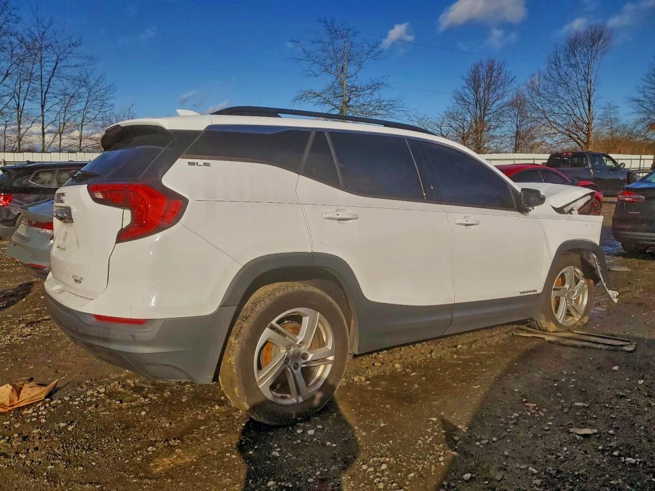 2018 GMC TERRAIN SLE photo 3