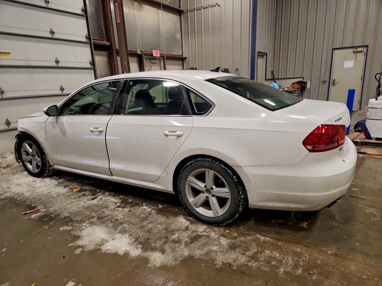2012 VOLKSWAGEN PASSAT SE photo 2