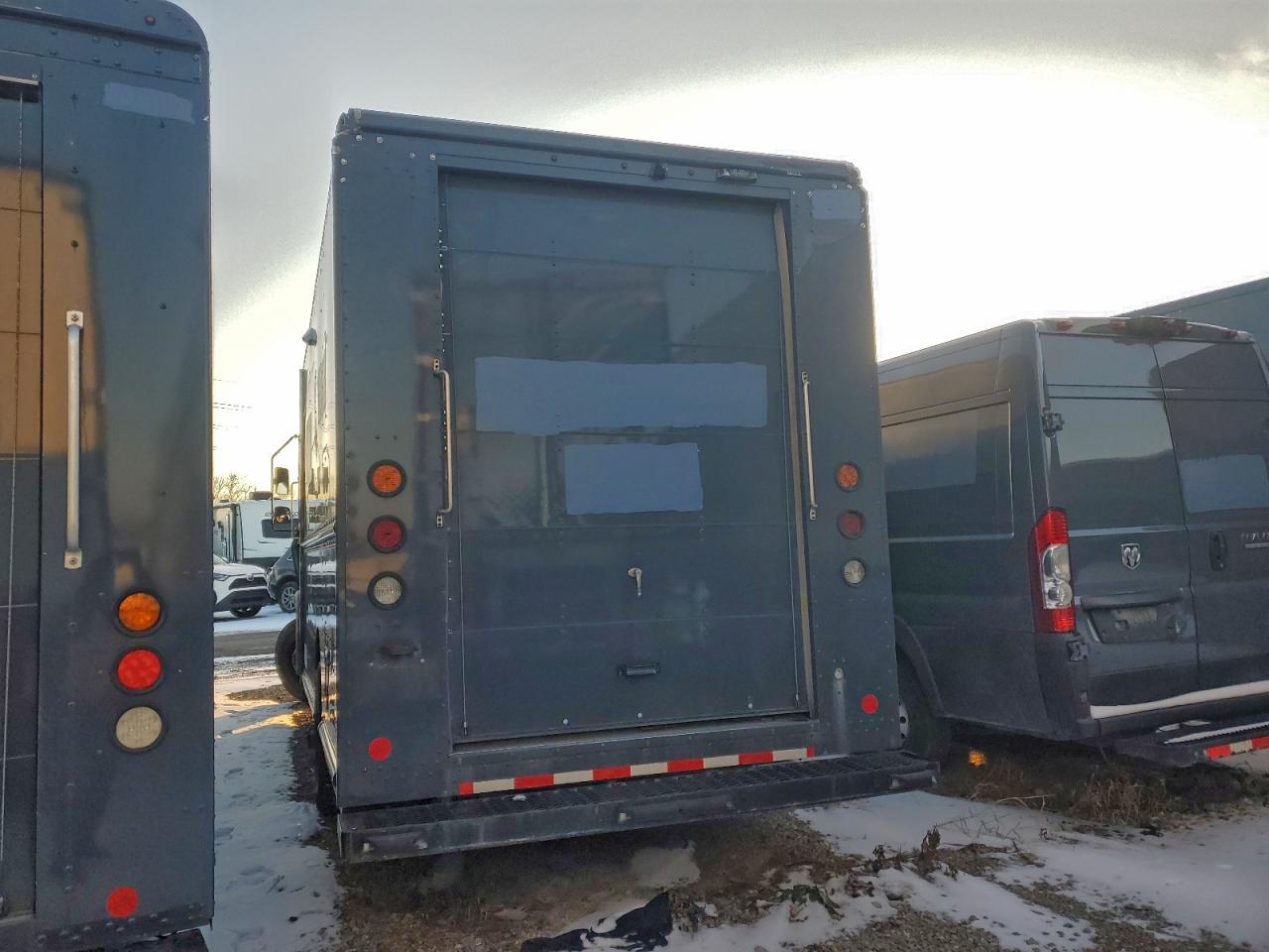 2021 FORD F59 photo 2