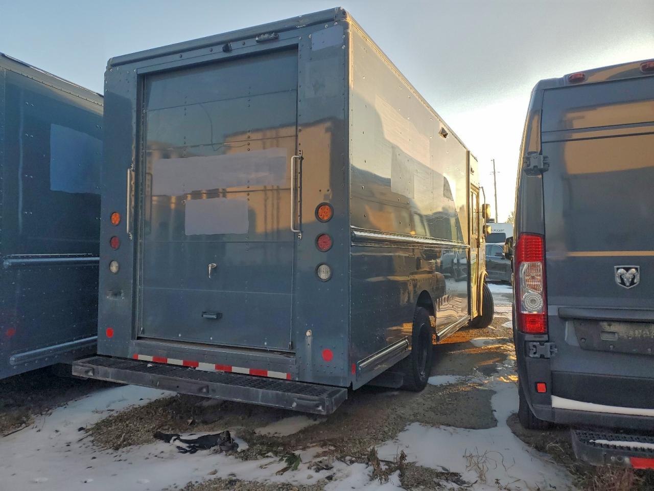 2021 FORD F59 photo 3