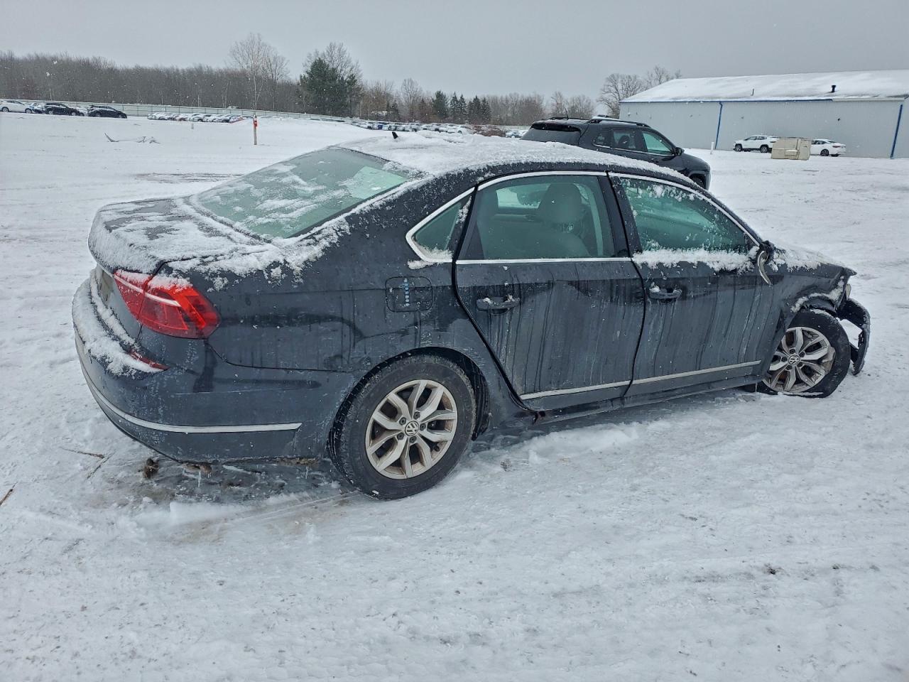 2017 VOLKSWAGEN PASSAT S photo 3