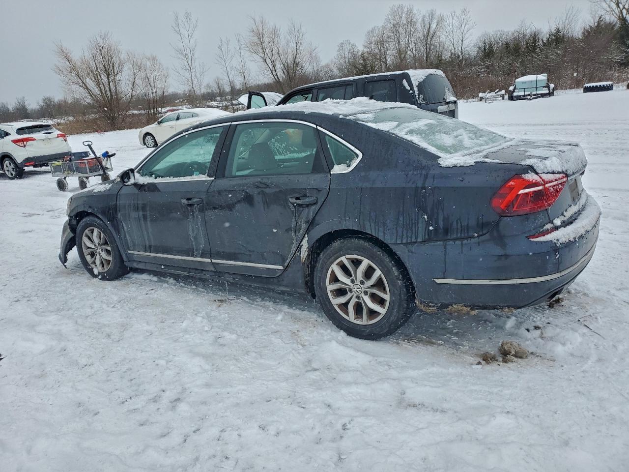 2017 VOLKSWAGEN PASSAT S photo 2