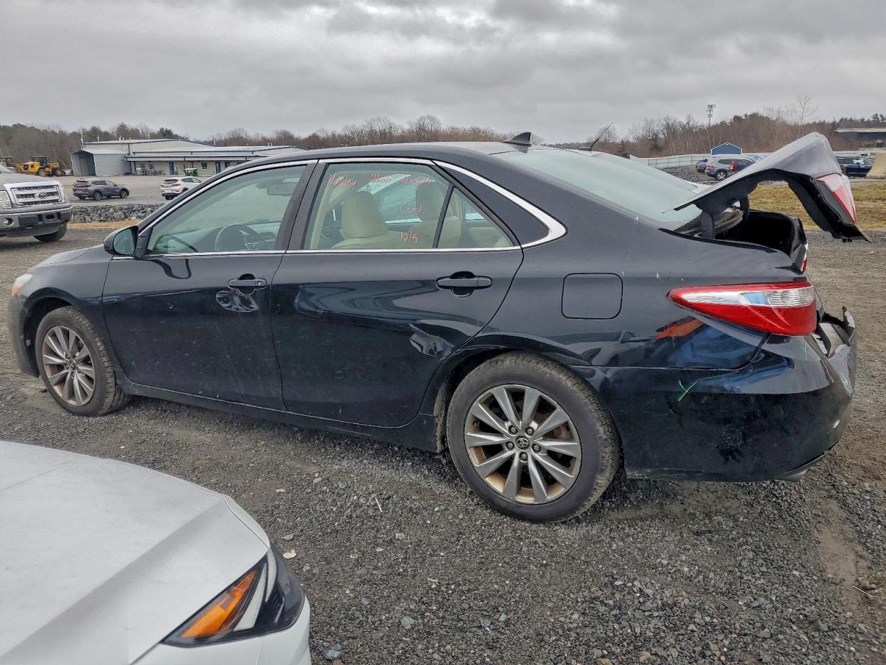 2016 TOYOTA CAMRY XSE photo 2