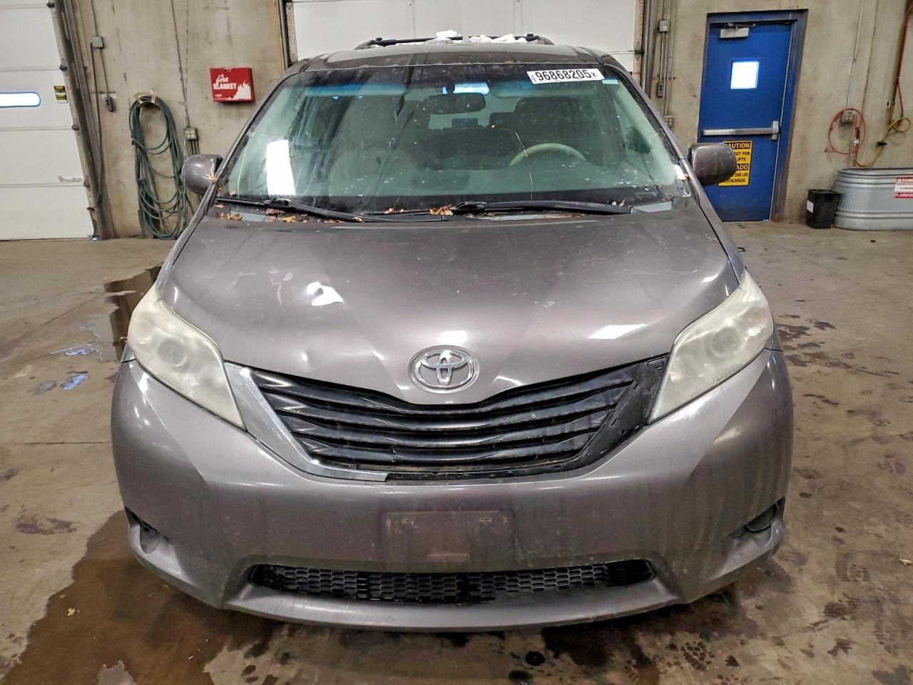 2014 TOYOTA SIENNA LE photo 5