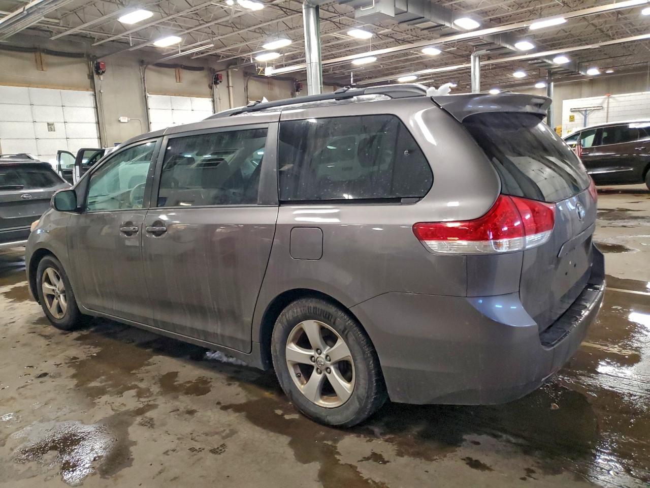 2014 TOYOTA SIENNA LE photo 2