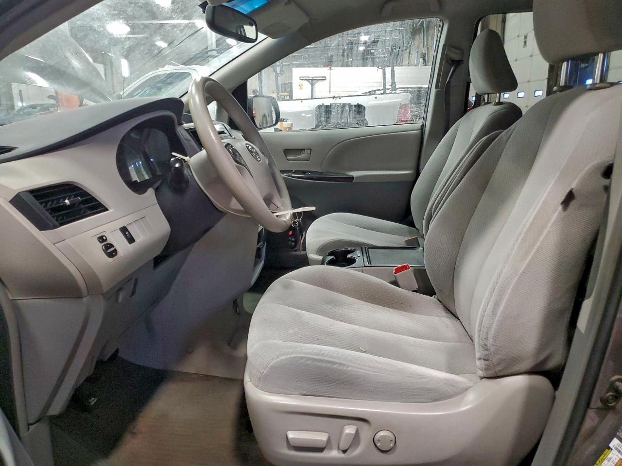 2014 TOYOTA SIENNA LE photo 7