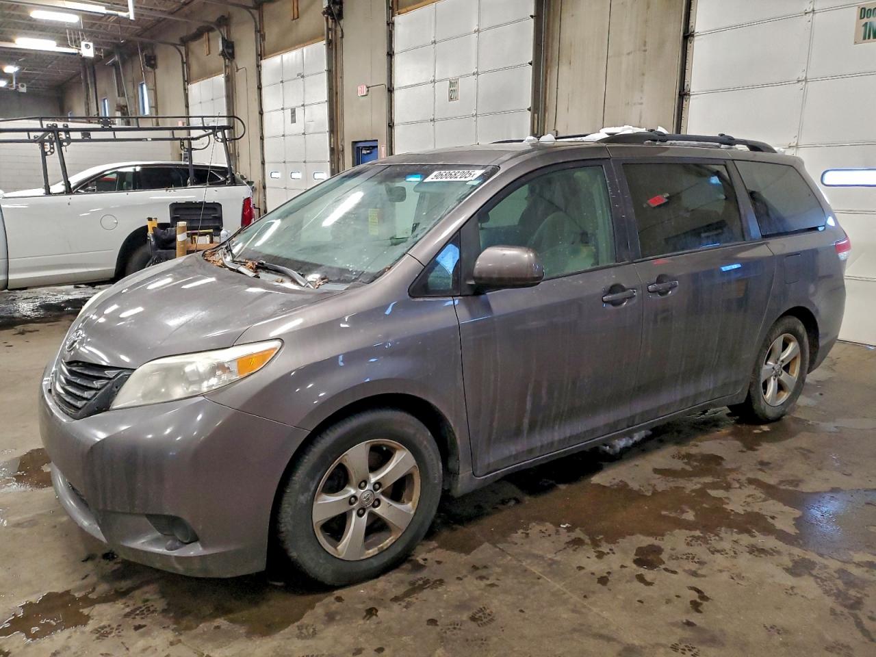 2014 TOYOTA SIENNA LE — MINOR DENT/SCRATCHES damage — photo 1