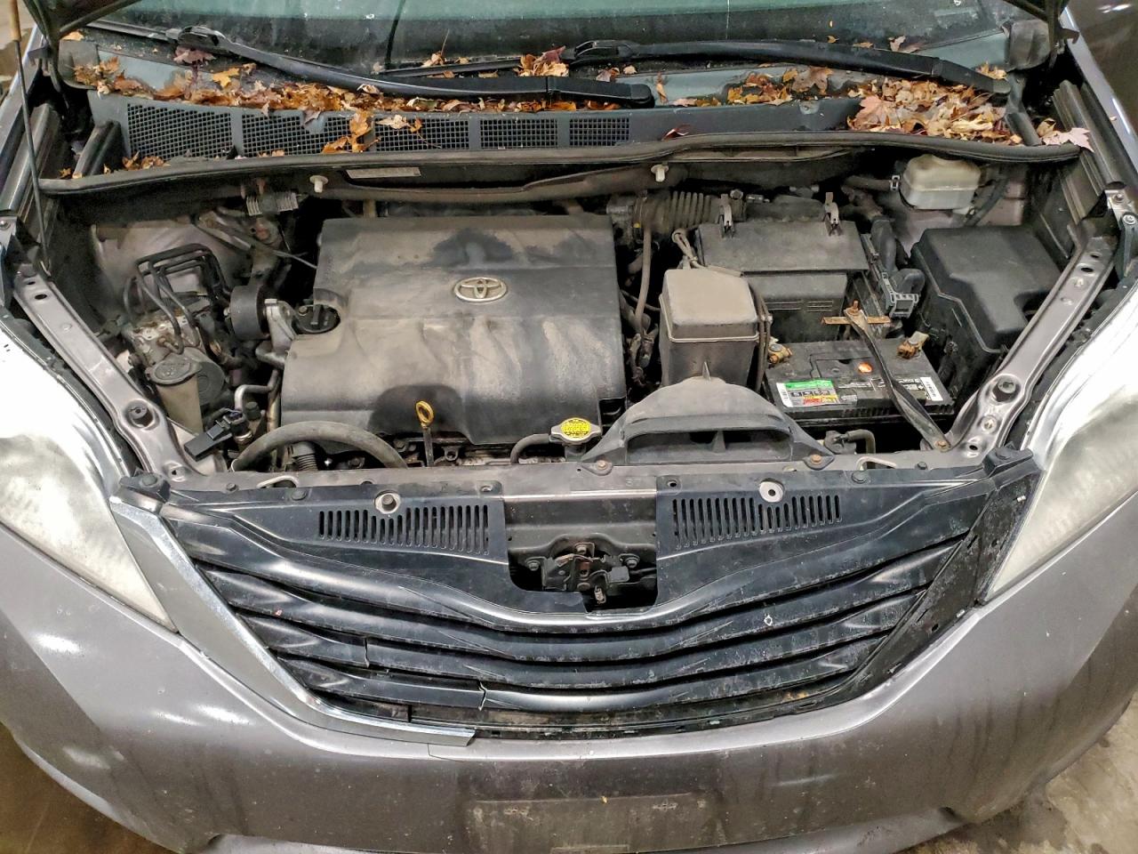 2014 TOYOTA SIENNA LE photo 12