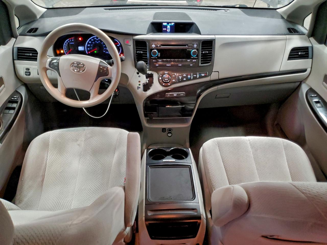 2014 TOYOTA SIENNA LE photo 8