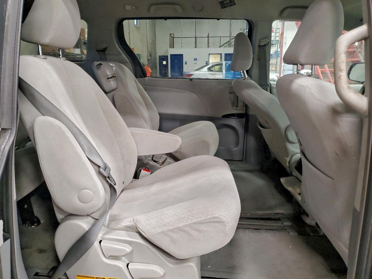 2014 TOYOTA SIENNA LE photo 11