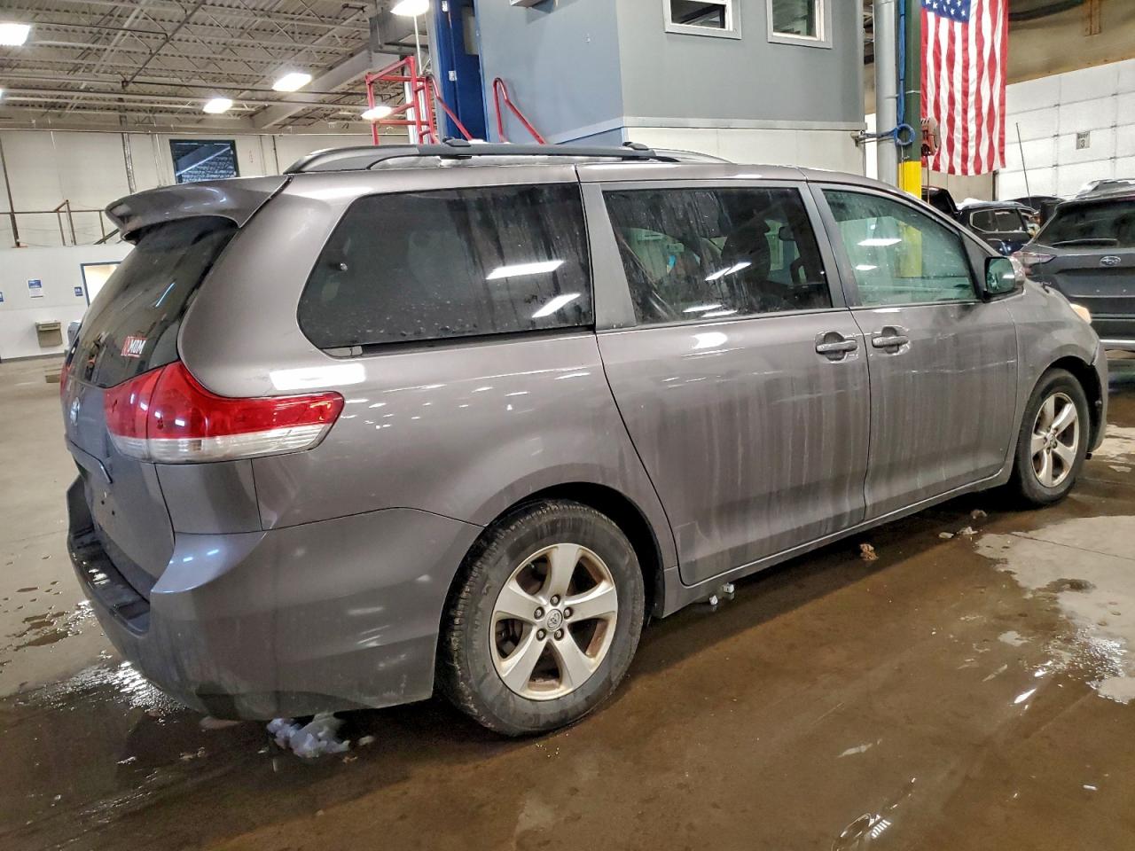 2014 TOYOTA SIENNA LE photo 3