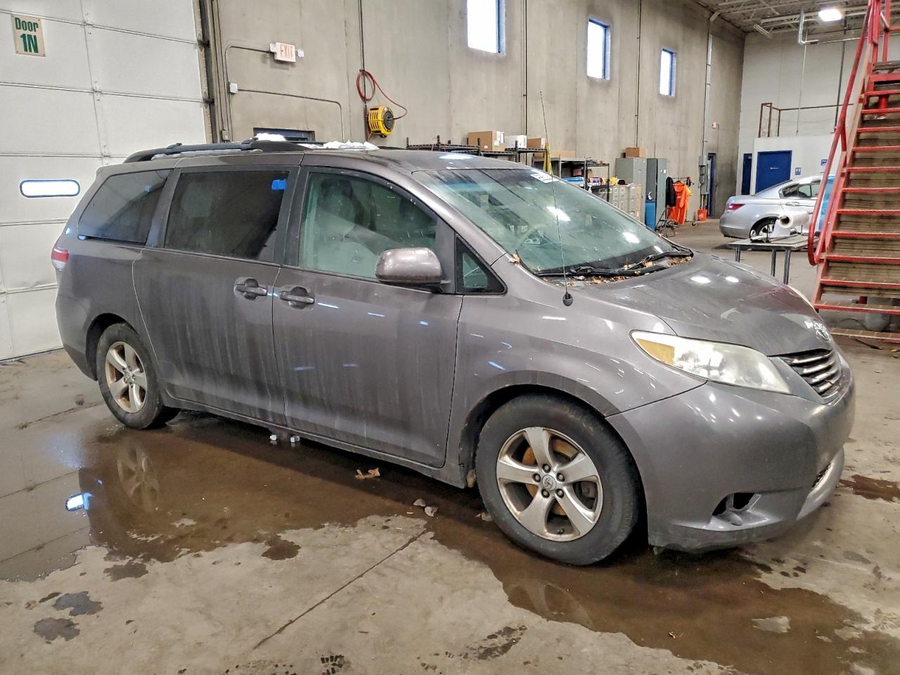2014 TOYOTA SIENNA LE photo 4
