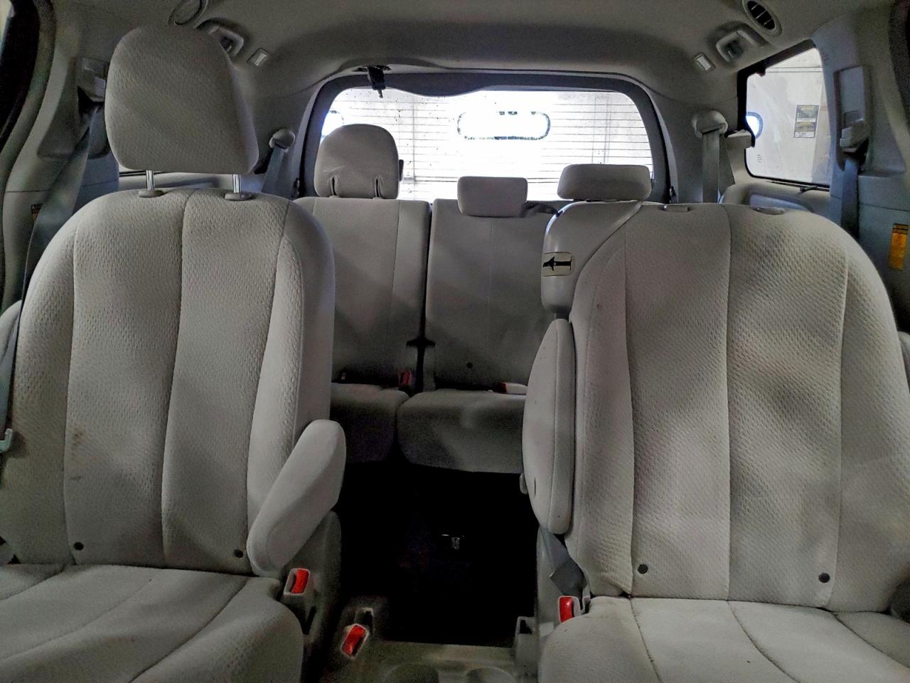 2014 TOYOTA SIENNA LE photo 10